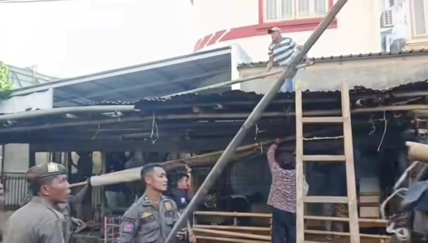 Pemkot Makassar Tertibkan Lapak Penjual Kambing di Jalan Lamuru, 7 Bangunan Dibongkar