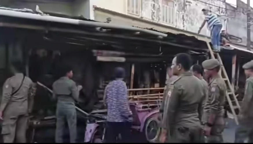 Pemkot Makassar Tertibkan Lapak Penjual Kambing di Jalan Lamuru, 7 Bangunan Dibongkar 2 Pemkot Makassar Tertibkan Lapak Penjual Kambing di Jalan Lamuru, 7 Bangunan Dibongkar