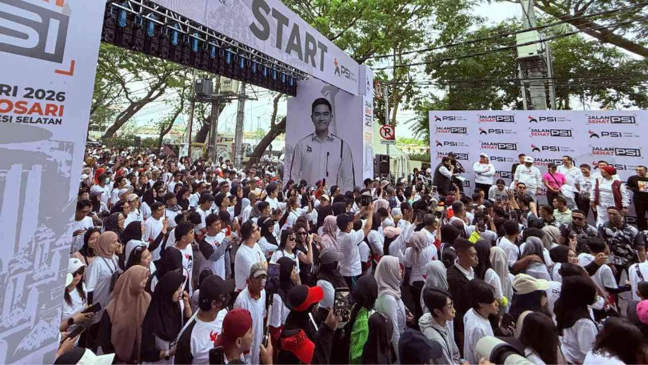 Lautan Putih di Pantai Losari, Puluhan Ribu Warga Ikut Jalan Sehat PSI Bersama Kaesang