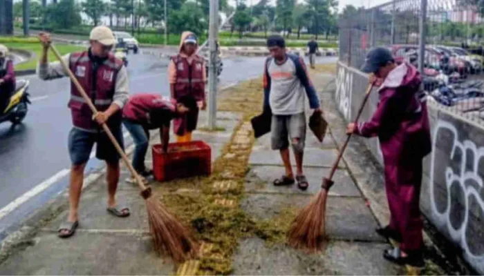 Satgas Mariso Intensif Bersihkan Jalan Metro hingga Taman Gajah