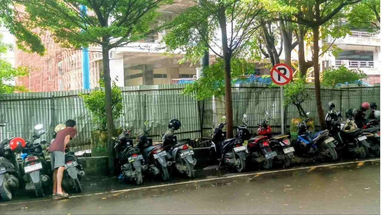 Aturan Dilanggar, Zona Zig-Zag di Makassar Diduga Jadi Ladang Parkir