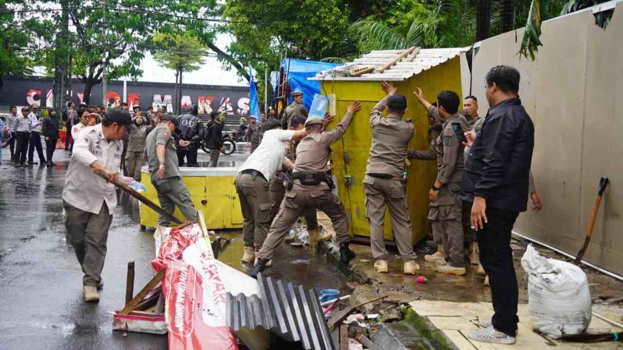 31 Lapak PKL Ditertibkan, Camat Ujung Pandang Turun Langsung ke Datu Museng