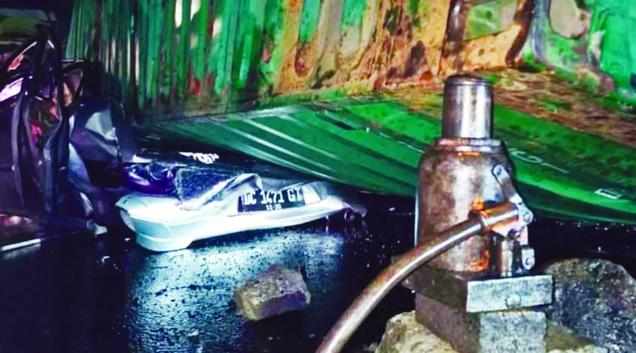 Truk Kontainer Timpa Honda Brio di Pangkep, Ayah Tewas Usai Selamatkan Istri dan Bayinya