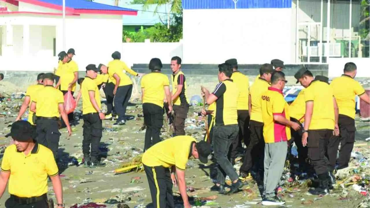 Instruksi Presiden Langsung Ditindak, Kapolda Sulsel Turun Tangan Bersihkan Pantai Losari