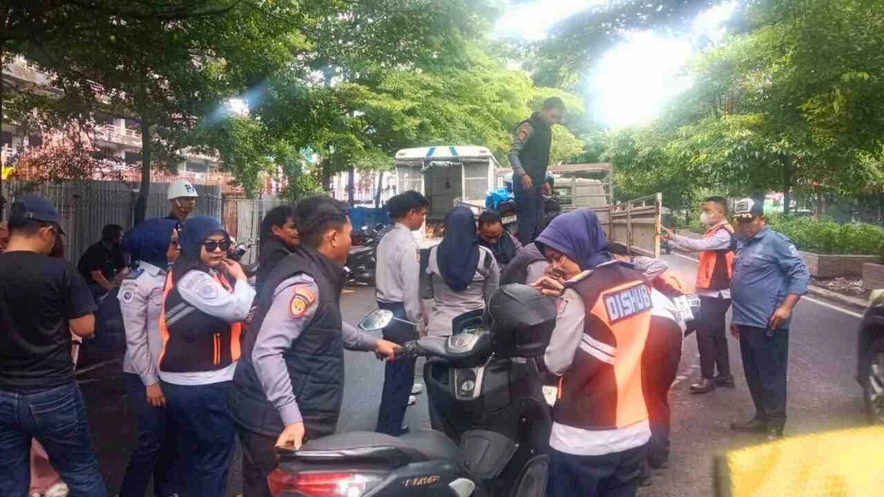 Setelah Lama Dibiarkan, Dishub Tertibkan 100 Motor Parkir Ilegal di Belakang Mall Panakkukang