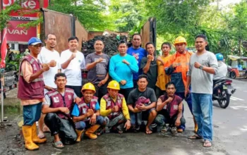 Hari Pertama Bertugas, Camat Mariso Pantau Langsung Drainase Tersumbat di Opu Daeng Risaju 3