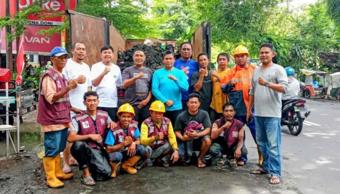 Hari Pertama Bertugas, Camat Mariso Pantau Langsung Drainase Tersumbat di Opu Daeng Risaju 3