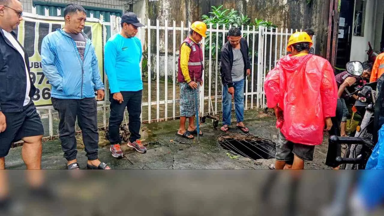 Hari Pertama Bertugas, Camat Mariso Pantau Langsung Drainase Tersumbat di Opu Daeng Risaju 3 2 Hari Pertama Bertugas, Camat Mariso Pantau Langsung Drainase Tersumbat di Opu Daeng Risaju 3