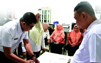 Disperkim Makassar Gelar Pisah Sambut Sekretaris Dinas, Mahyuddin Ingatkan Disiplin dan Amanah ASN 5 Disperkim Makassar Gelar Pisah Sambut Sekretaris Dinas, Mahyuddin Ingatkan Disiplin dan Amanah ASN