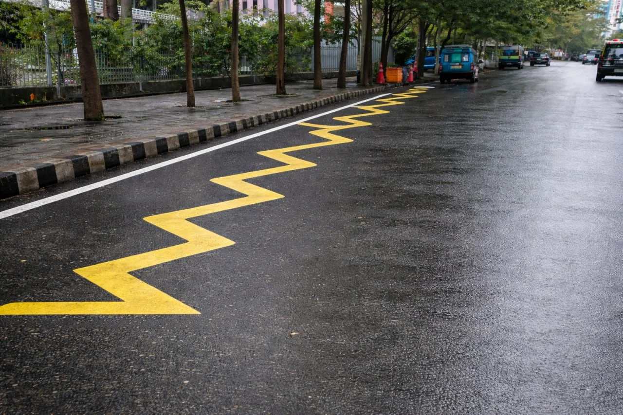 Garis Berbiku-biku di Jalan Raya: Fungsi, Aturan Hukum, dan Sanksi bagi Pelanggar