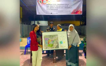 Peta Teba Sampah Berbasis GIS Diserahkan ke Kelurahan Biring Romang, Mahasiswa KKN Unhas Petakan Titik Strategis