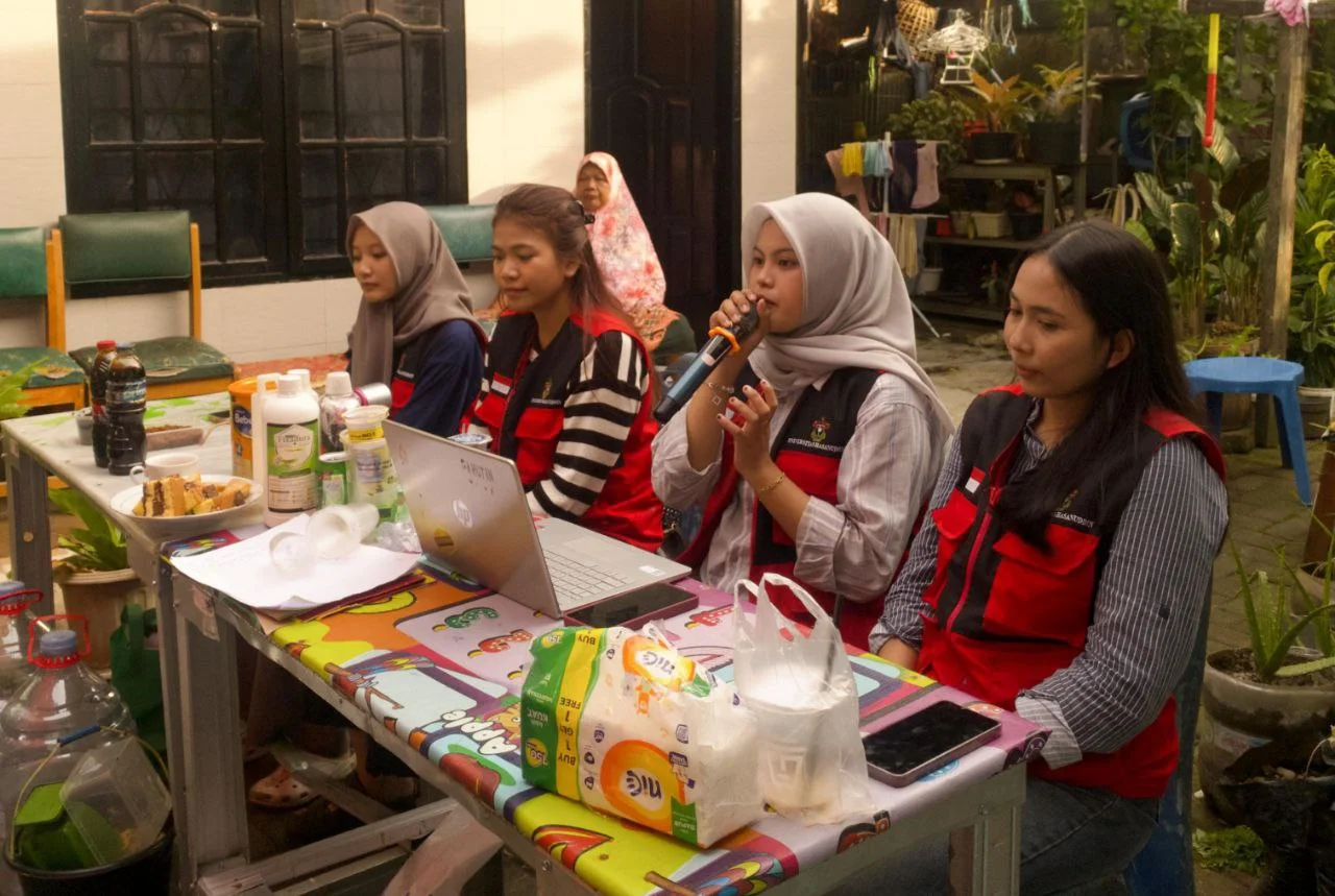 Turun ke Permukiman Biring Romang, Mahasiswa KKN Unhas Kenalkan Sistem Bank Sampah