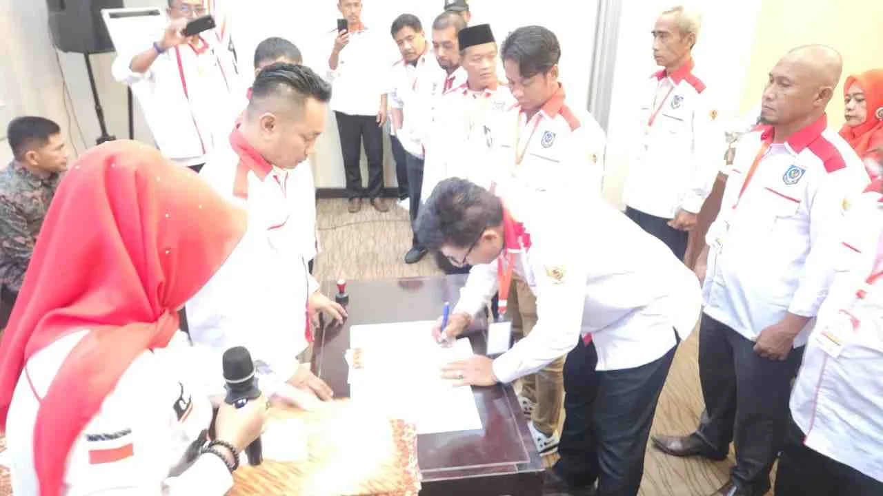 Bucek Sebut Muh Kasim Resmi Dilantik sebagai Ketua APDESI Merah Putih Jeneponto, SK Lama Otomatis Gugur 3 Bucek Sebut Muh Kasim Resmi Dilantik sebagai Ketua APDESI Merah Putih Jeneponto, SK Lama Otomatis Gugur