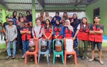 Mahasiswa KKN Unhas Edukasi Warga Biring Romang Olah Sampah Organik Jadi Eco Enzyme