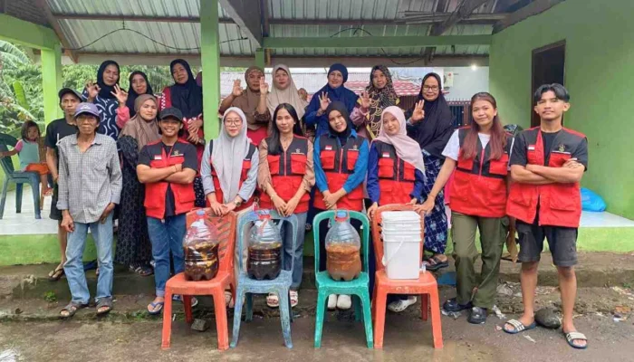 Mahasiswa KKN Unhas Edukasi Warga Biring Romang Olah Sampah Organik Jadi Eco Enzyme