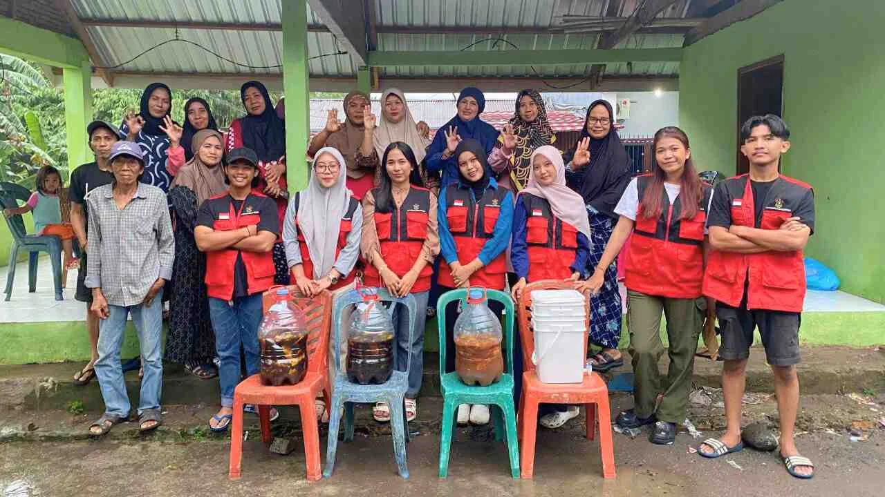 Mahasiswa KKN Unhas Edukasi Warga Biring Romang Olah Sampah Organik Jadi Eco Enzyme 1 Mahasiswa KKN Unhas Edukasi Warga Biring Romang Olah Sampah Organik Jadi Eco Enzyme