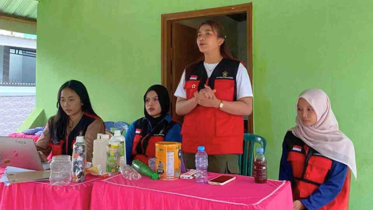 Mahasiswa KKN Unhas Edukasi Warga Biring Romang Olah Sampah Organik Jadi Eco Enzyme 2 Mahasiswa KKN Unhas Edukasi Warga Biring Romang Olah Sampah Organik Jadi Eco Enzyme