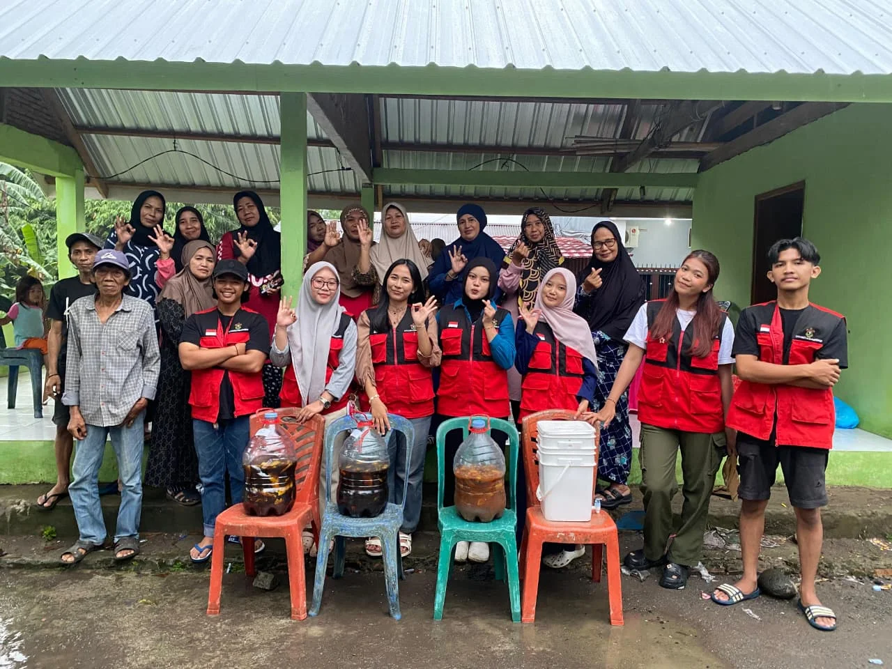 Mahasiswa KKN Unhas Bawa Solusi Ember Tumpuk ke Biring Romang, Sampah Rumah Tangga Tak Lagi Menumpuk dan Bau 2 Mahasiswa KKN Unhas Bawa Solusi Ember Tumpuk ke Biring Romang, Sampah Rumah Tangga Tak Lagi Menumpuk dan Bau