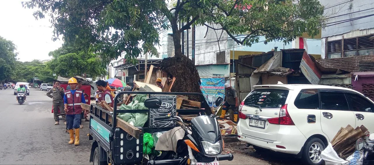 Penertiban Tahap Pertama, Pemerintah Kecamatan Mariso Kota Makassar Bersihkan 96 Lapak PKL 