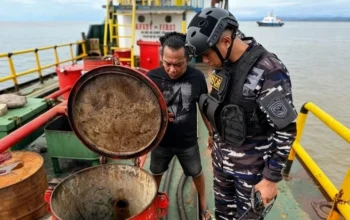 106 KL Solar Subsidi Tanpa Dokumen Disita TNI AL di Perairan Makassar 3 106 KL Solar Subsidi Tanpa Dokumen Disita TNI AL di Perairan Makassar