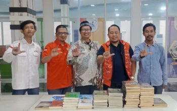HUT ke-1 Gerakan Rakyat, DPW GR Sulsel Donasikan 150 Judul Buku ke Perpustakaan Wilayah 7 Buku GWR
