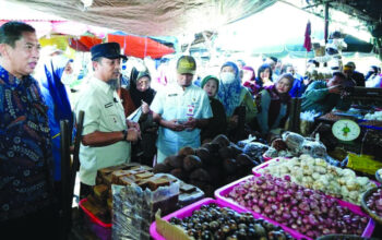 Sidak Harga Pangan di Pasar Terong, Gubernur Sulsel Pastikan Sembako Stabil Jelang Ramadan 5 Gub Sidak Pasar Terong