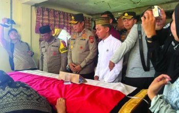 Kapolda Sulsel Kunjungi Rumah Duka Bripda Dirja Pratama di Pinrang, Satu Bribda Jadi Tersangka Penganiayaan 4 Kapolda Kunjungi Rumah Duka