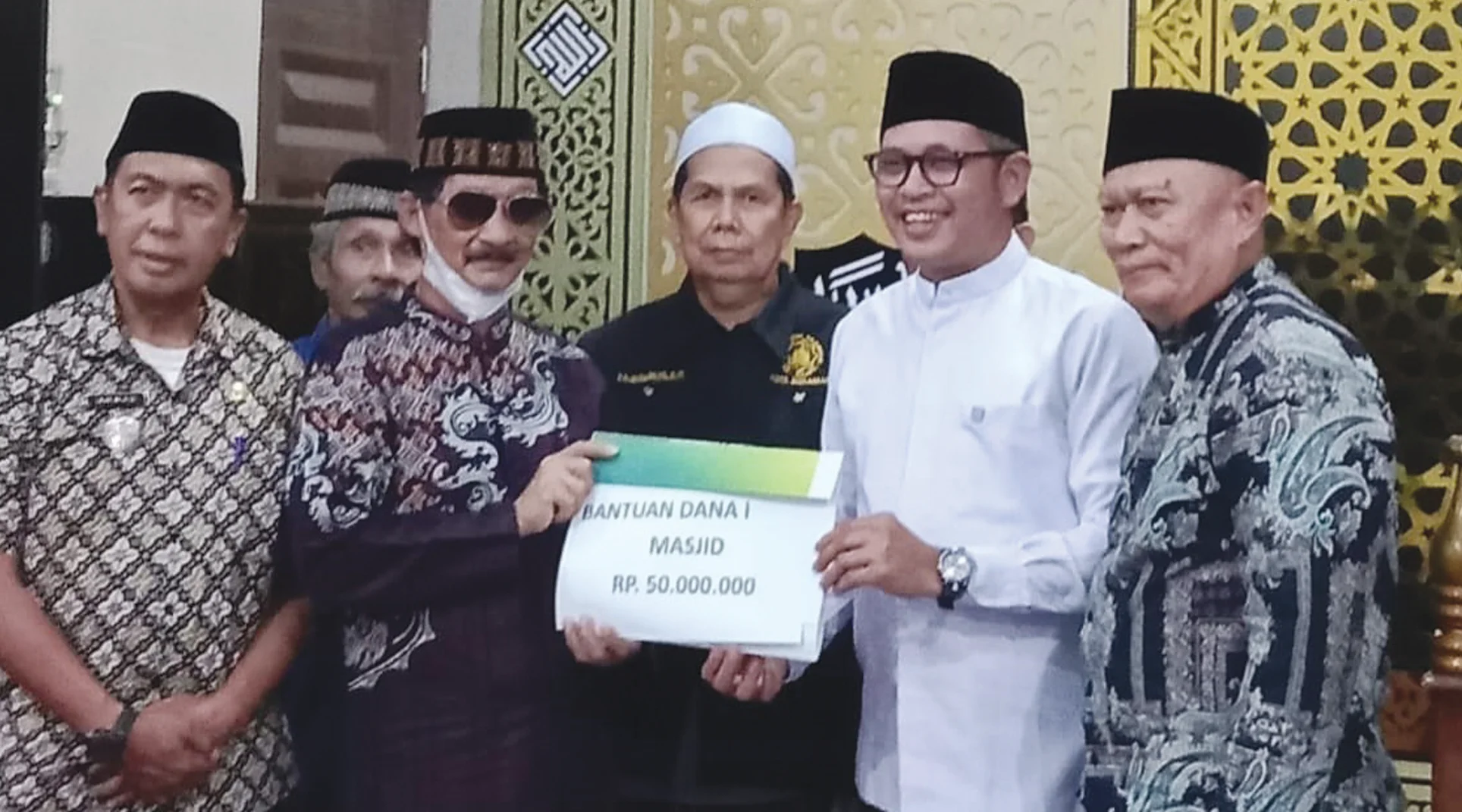 Supra serahkan bantuan