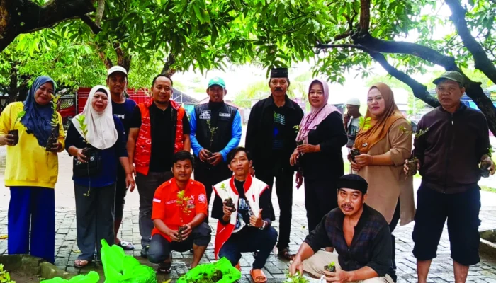 Jelang HUT ke-1, Gerakan Rakyat Sulsel Bagi 100 Bibit Pohon dan Takjil di Makassar