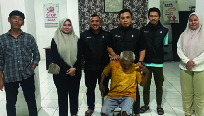 Dinsos Makassar Evakuasi Lansia Terlantar di Mariso, Dibawa ke Liponsos untuk Perawatan Medis