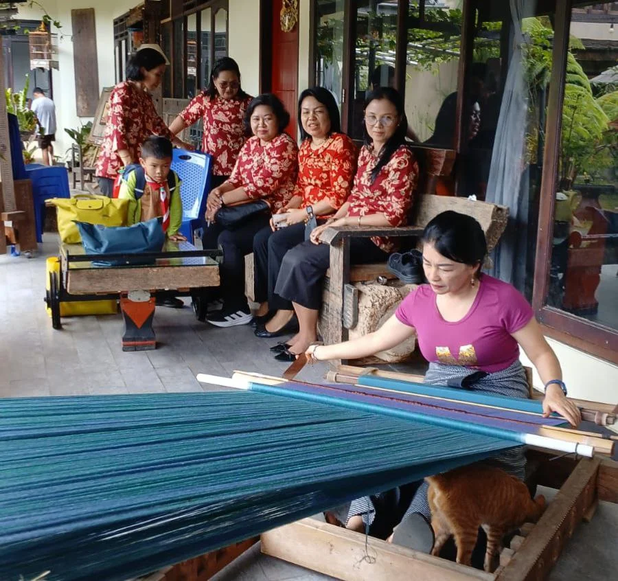 UMKM Perempuan Toraja Mengolah Warisan Tenun sa'dan Jadi Nilai Ekonomi