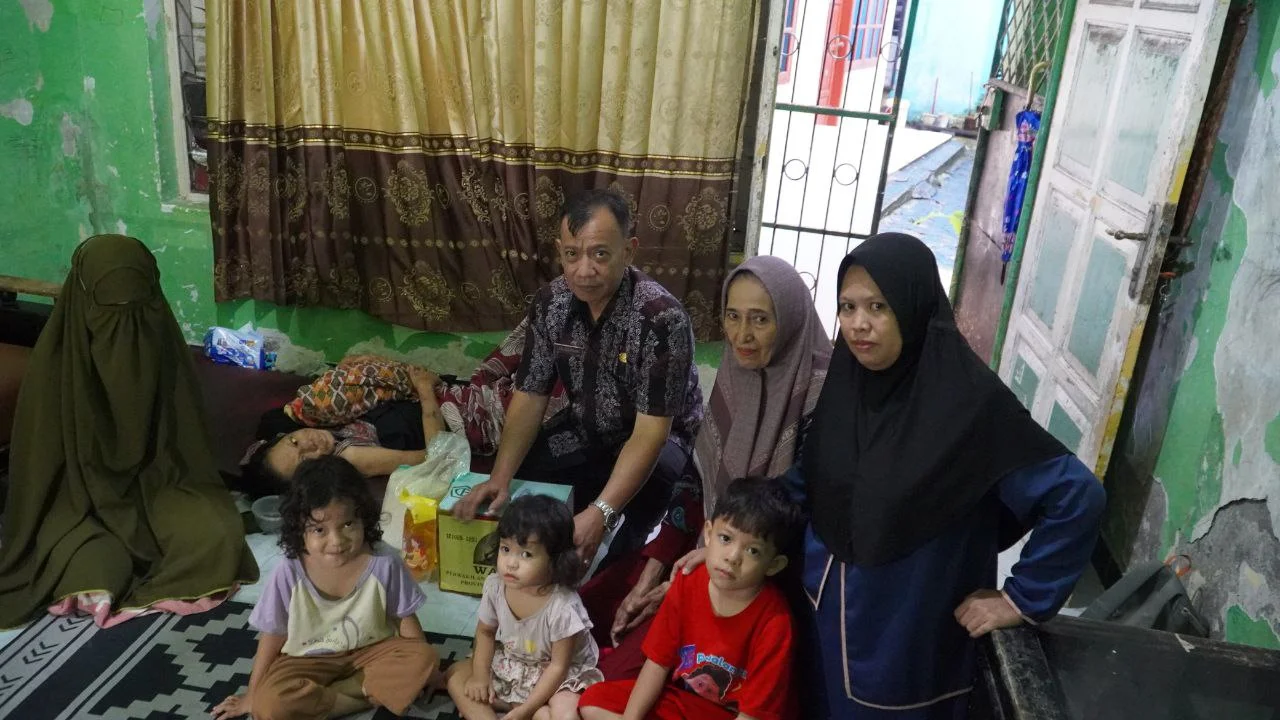 Camat Wajo Jenguk Warga Penderita Leukimia dan Kanker Usus, DPD Walubi Sulsel Salurkan Bantuan 2 Camat Wajo Jenguk Warga Penderita Leukimia dan Kanker Usus, DPD Walubi Sulsel Salurkan Bantuan