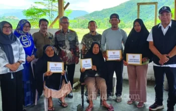 Bantuan Gubernur Andi Sudirman Sulaiman untuk Korban Kebakaran di Bua Luwu Disalurkan, Total Rp60 Juta 3 Bantuan Gubernur Andi Sudirman Sulaiman untuk Korban Kebakaran di Bua Luwu Disalurkan, Total Rp60 Juta