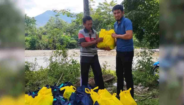Anggota DPRD Luwu Andi Mappatunru Salurkan Sembako Ramadan ke Ratusan Warga