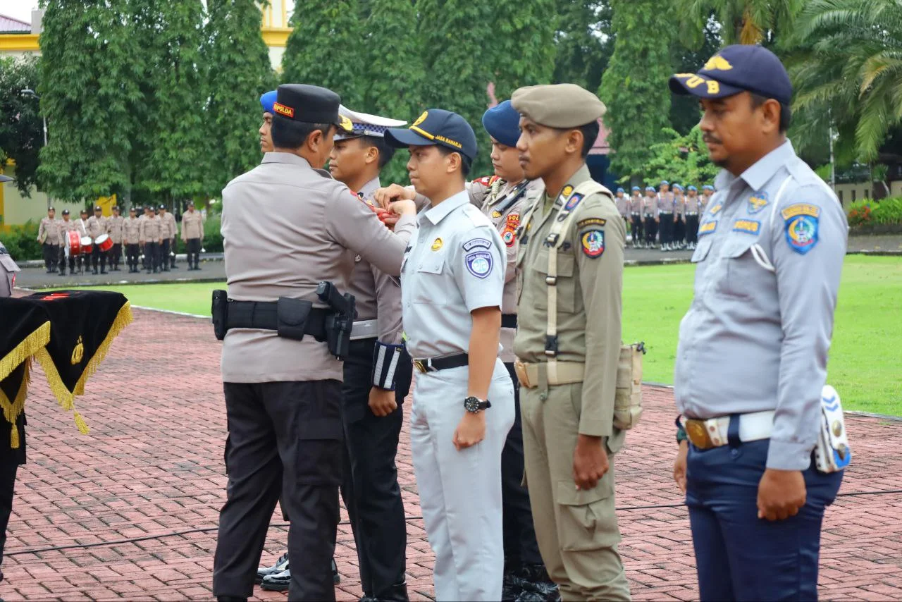 Apel Gelar Pasukan Operasi Ketupat 2026, Kapolda Sulsel Tekankan Sinergitas Amankan Idulfitri 2 Apel Gelar Pasukan Operasi Ketupat 2026, Kapolda Sulsel Tekankan Sinergitas Amankan Idulfitri