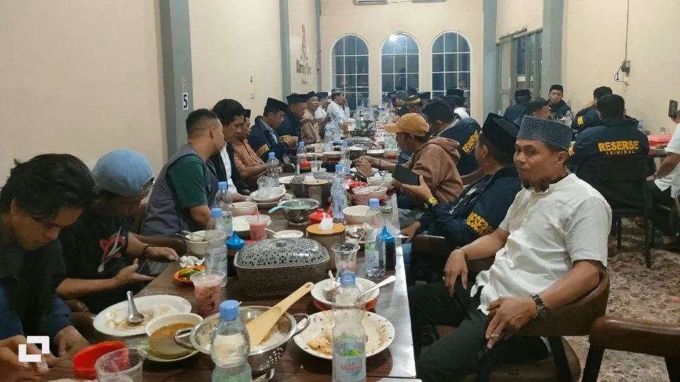Satreskrim Polres Jeneponto Bukber dengan Insan Pers, Nikmati Menu Khas Gantala Jarang Warung Noer
