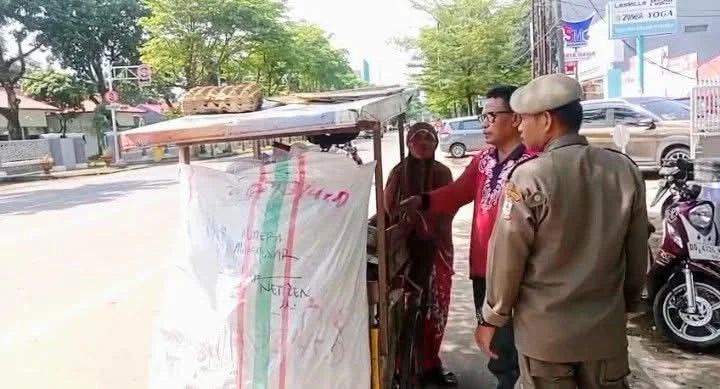 Penertiban Becak dan Penyisiran Sampah Digencarkan di Kecamatan Mariso 2 Penertiban Becak dan Penyisiran Sampah Digencarkan di Kecamatan Mariso