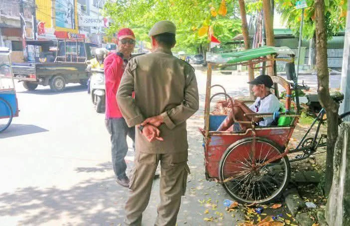 Penertiban Becak dan Penyisiran Sampah Digencarkan di Kecamatan Mariso
