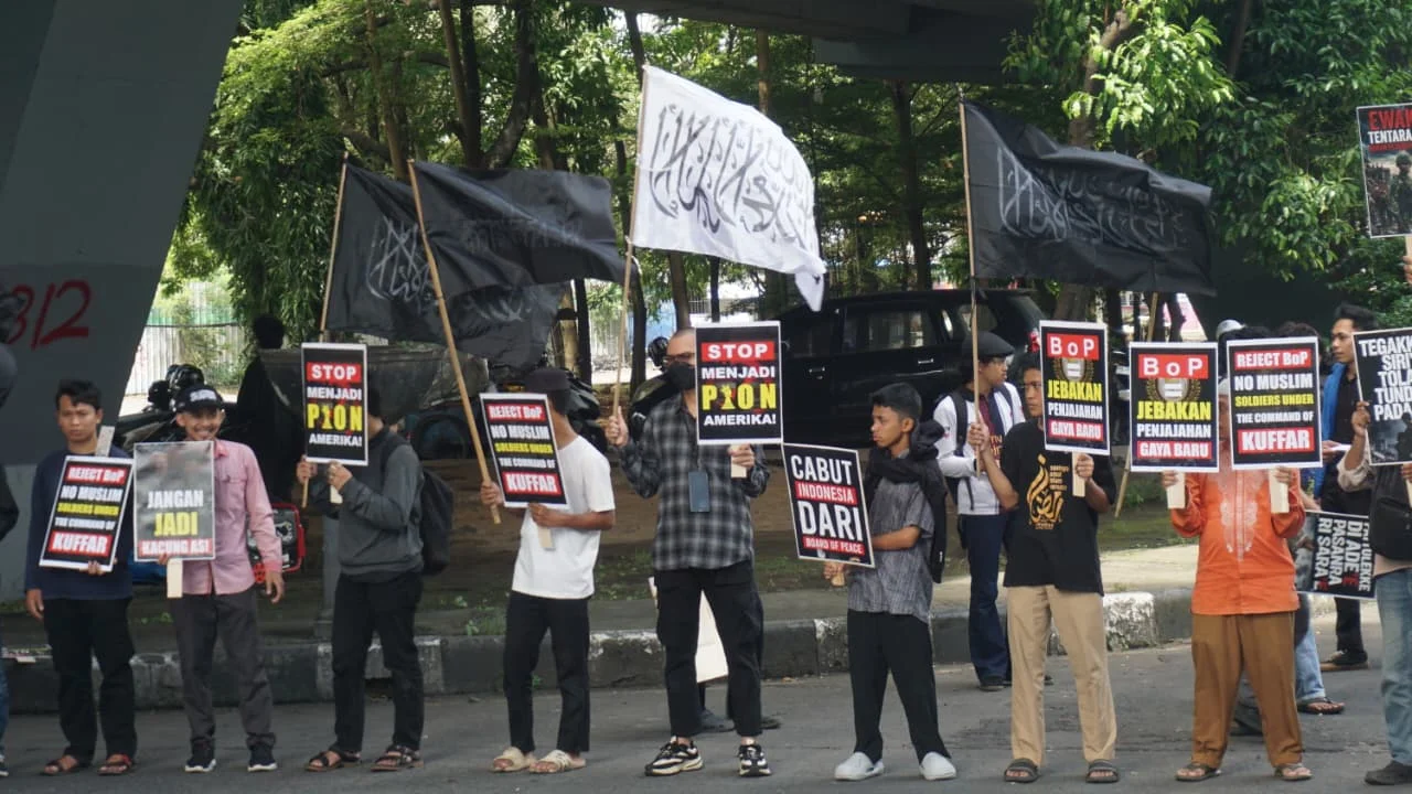 Ratusan Mahasiswa Unjuk Rasa di Flyover Pettarani, Desak Indonesia Keluar dari Board of Peace 3 Ratusan Mahasiswa Unjuk Rasa di Flyover Pettarani, Desak Indonesia Keluar dari Board of Peace