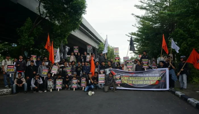 Ratusan Mahasiswa Unjuk Rasa di Flyover Pettarani, Desak Indonesia Keluar dari Board of Peace