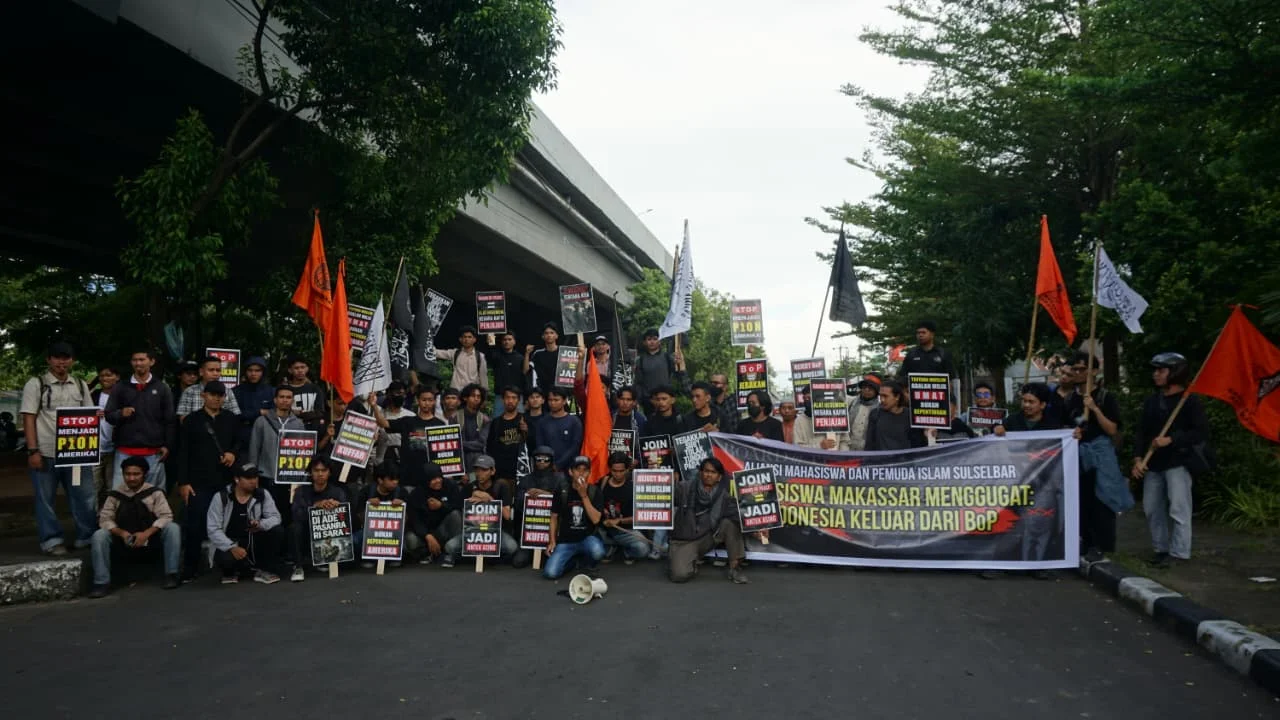 Ratusan Mahasiswa Unjuk Rasa di Flyover Pettarani, Desak Indonesia Keluar dari Board of Peace