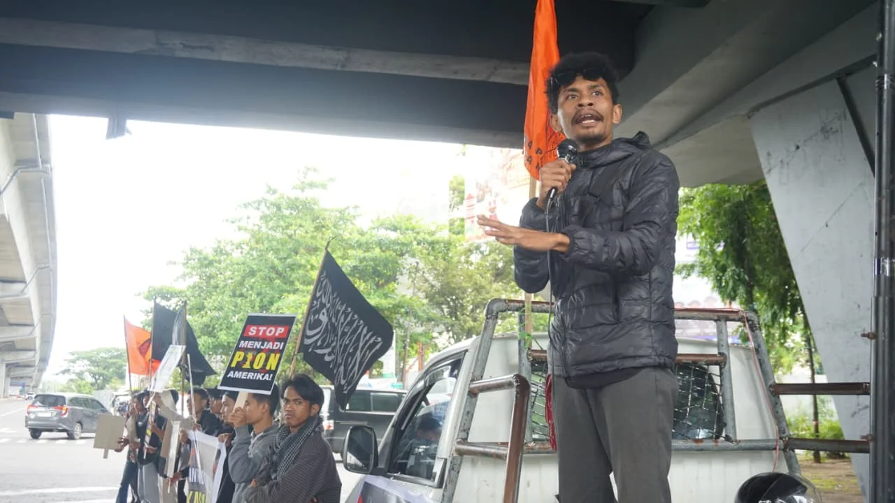 Ratusan Mahasiswa Unjuk Rasa di Flyover Pettarani, Desak Indonesia Keluar dari Board of Peace 2 Ratusan Mahasiswa Unjuk Rasa di Flyover Pettarani, Desak Indonesia Keluar dari Board of Peace