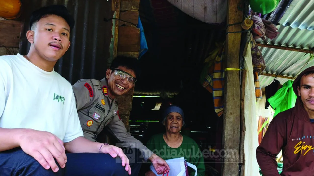 Polsek Bungaya Bagikan 80 Paket Sembako untuk Warga Kurang Mampu di Gowa saat Ramadan