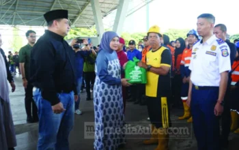 Appi–Aliyah Bagikan 7.100 Paket Lebaran untuk Satgas Kebersihan Makassar, Apresiasi Pejuang Kota di Balik Layar