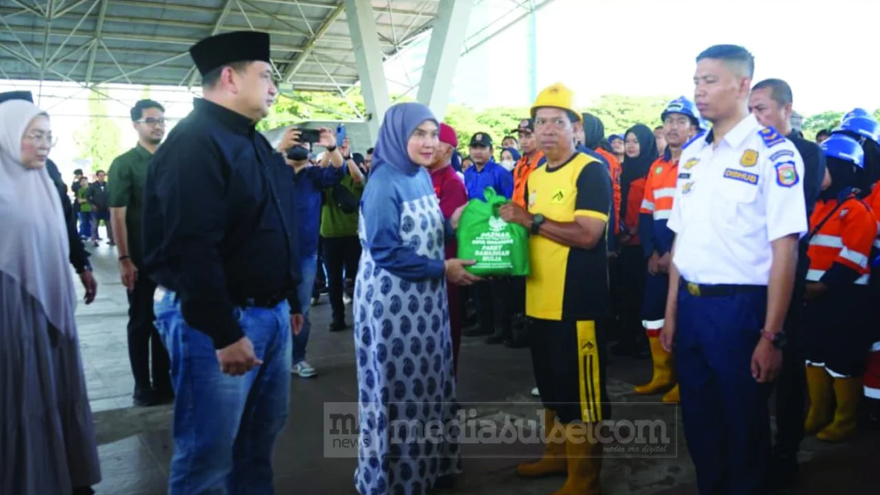 Appi–Aliyah Bagikan 7.100 Paket Lebaran untuk Satgas Kebersihan Makassar, Apresiasi Pejuang Kota di Balik Layar