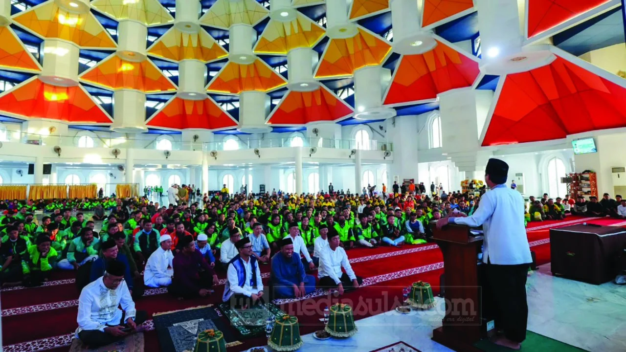 Buka Puasa Bareng 5.000 Sopir dan Driver di CPI, Andi Sudirman Sulaiman Bagikan Paket Sembako untuk Insan Transportasi