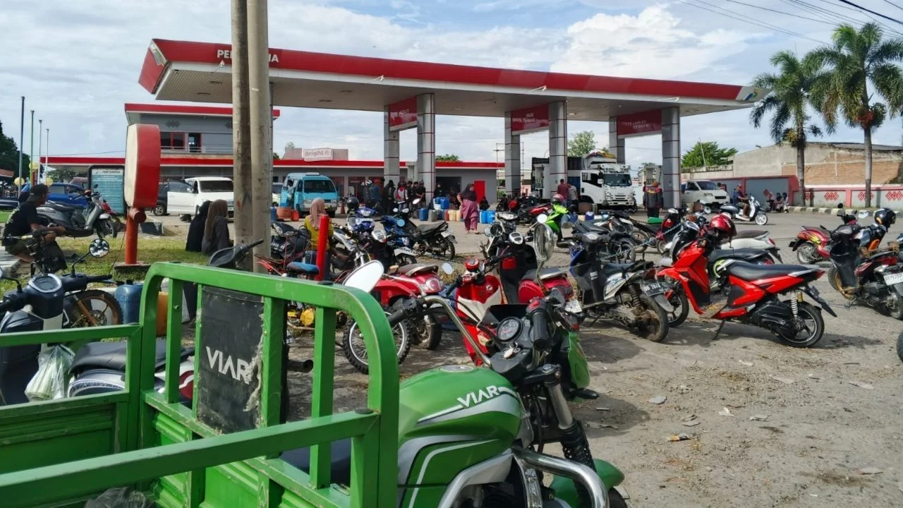 Antrian Panjang Kendaraan di Sejumlah SPBU di Jeneponto Dipicu Pihak SPBU Condong Layani Pembelian Pertalite dengan Jerigen