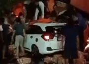 Truk Terbalik Timpa 3 Mobil di Parepare, Satu Keluarga Sempat Terjepit 15 Truk Terbalik Timpa 3 Mobil di Parepare, Satu Keluarga Sempat Terjepit