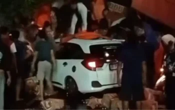 Truk Terbalik Timpa 3 Mobil di Parepare, Satu Keluarga Sempat Terjepit 7 Truk Terbalik Timpa 3 Mobil di Parepare, Satu Keluarga Sempat Terjepit