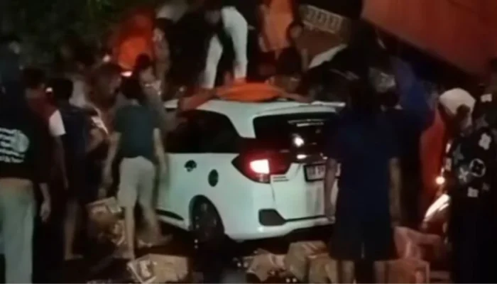 Truk Terbalik Timpa 3 Mobil di Parepare, Satu Keluarga Sempat Terjepit